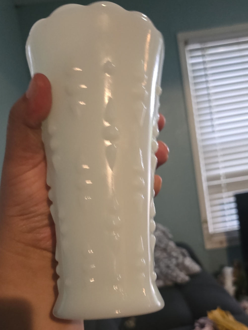 VINTAGE! Anchor Hocking Milk Glass Scallope Edge Teardrop Design Bouquet Vase